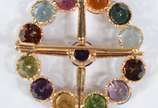 Broche de ouro amarelo 750 cravejado com pedras... - Broche de ouro amarelo 750 cravejado com pedras coloridas.