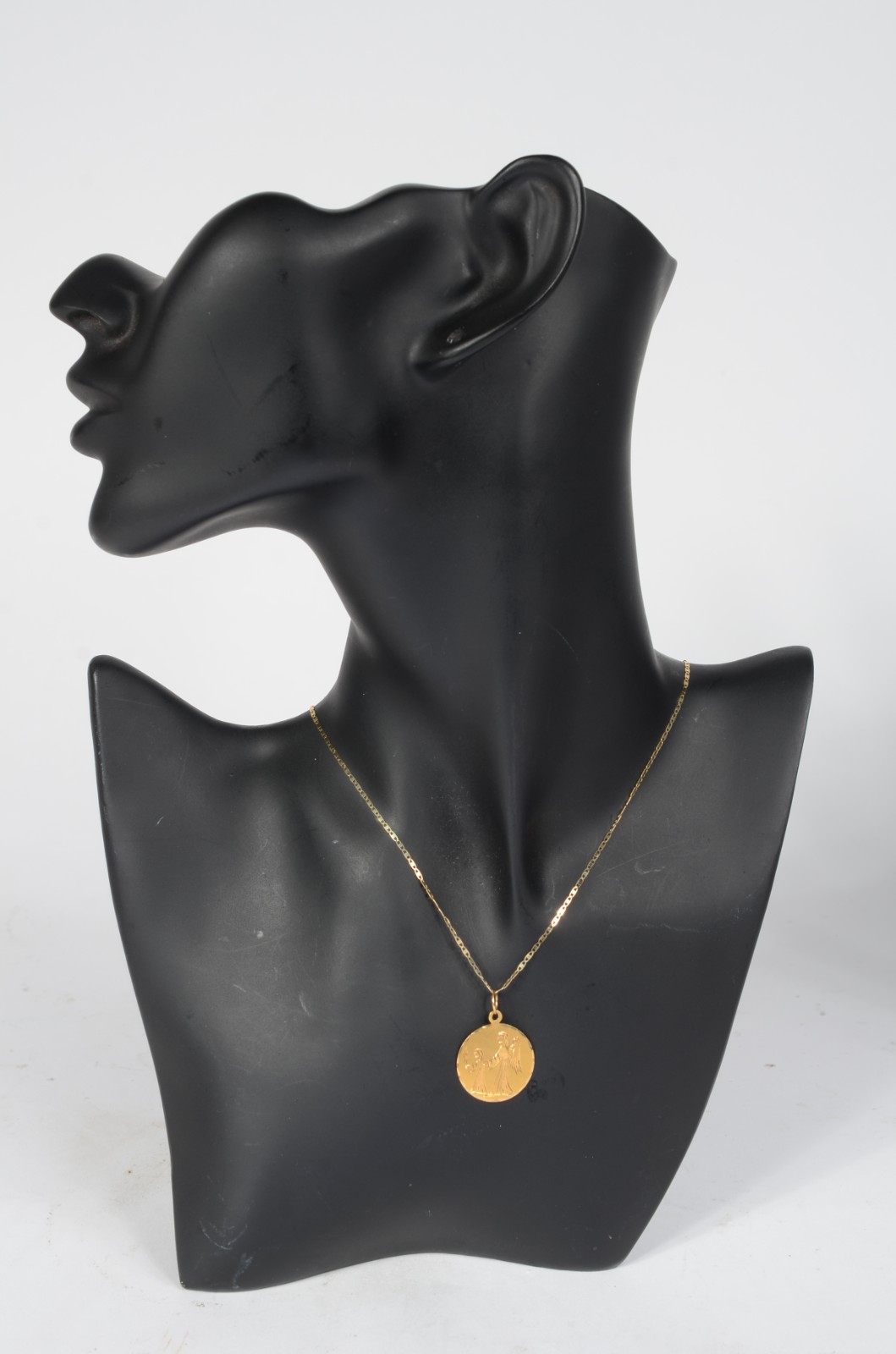Colar de ouro amarelo 750 com pingente sacro. (Por motivos de... - foto 4 de 6