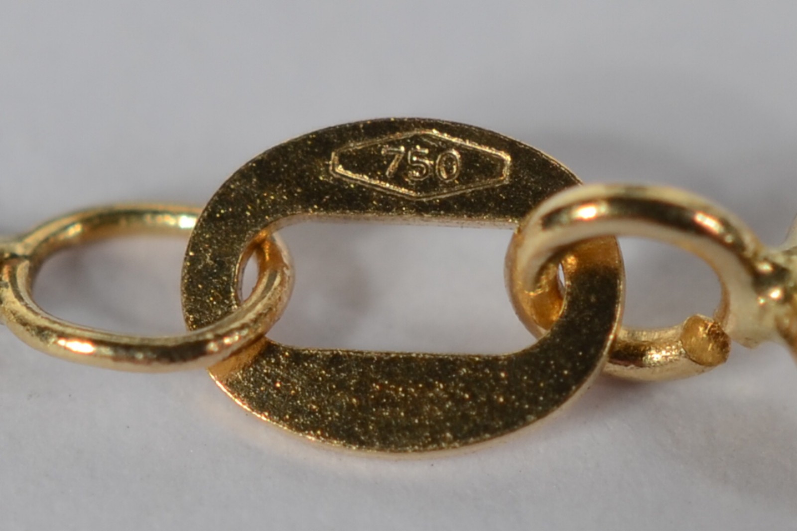 Colar de ouro amarelo 750 com pingente sacro. (Por motivos de... - foto 6 de 6