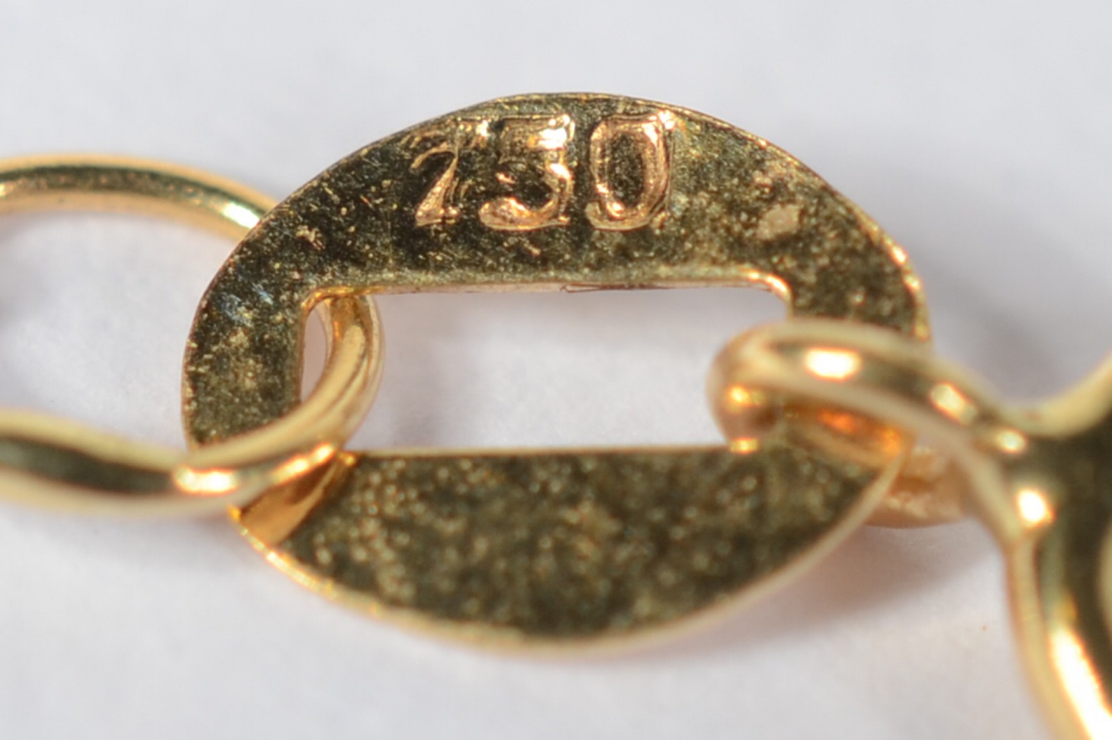 Colar de ouro 750, modelo terço. (Por motivos de segurança a peça não... - foto 8 de 8