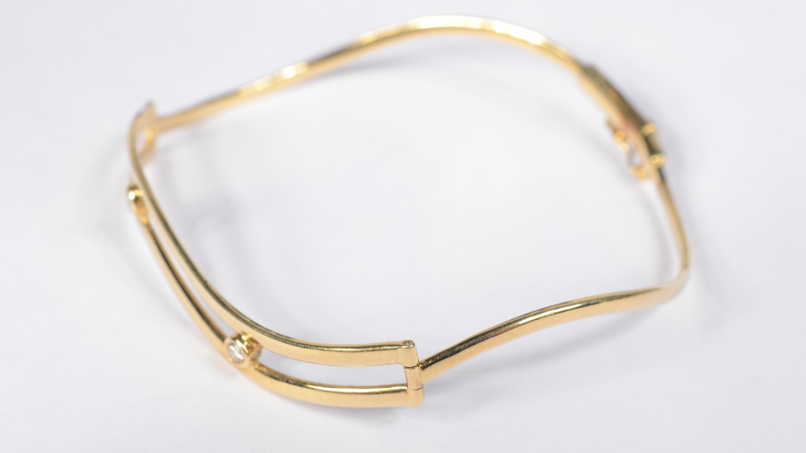 Pulseira de ouro amarelo 750 com 2 brilhantes. (Por motivos de... - foto 2 de 5