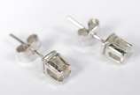 Par de brincos de ouro branco com 2 brilhantes ... - Par de brincos de ouro branco com 2 brilhantes de 0,20 ct cada. Total 0,40 ct. (Por motivos de segurança a peça não se encontra na loja).
