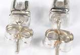 Par de brincos de ouro branco com 2 brilhantes ... - Par de brincos de ouro branco com 2 brilhantes de 0,20 ct cada. Total 0,40 ct. (Por motivos de segurança a peça não se encontra na loja).