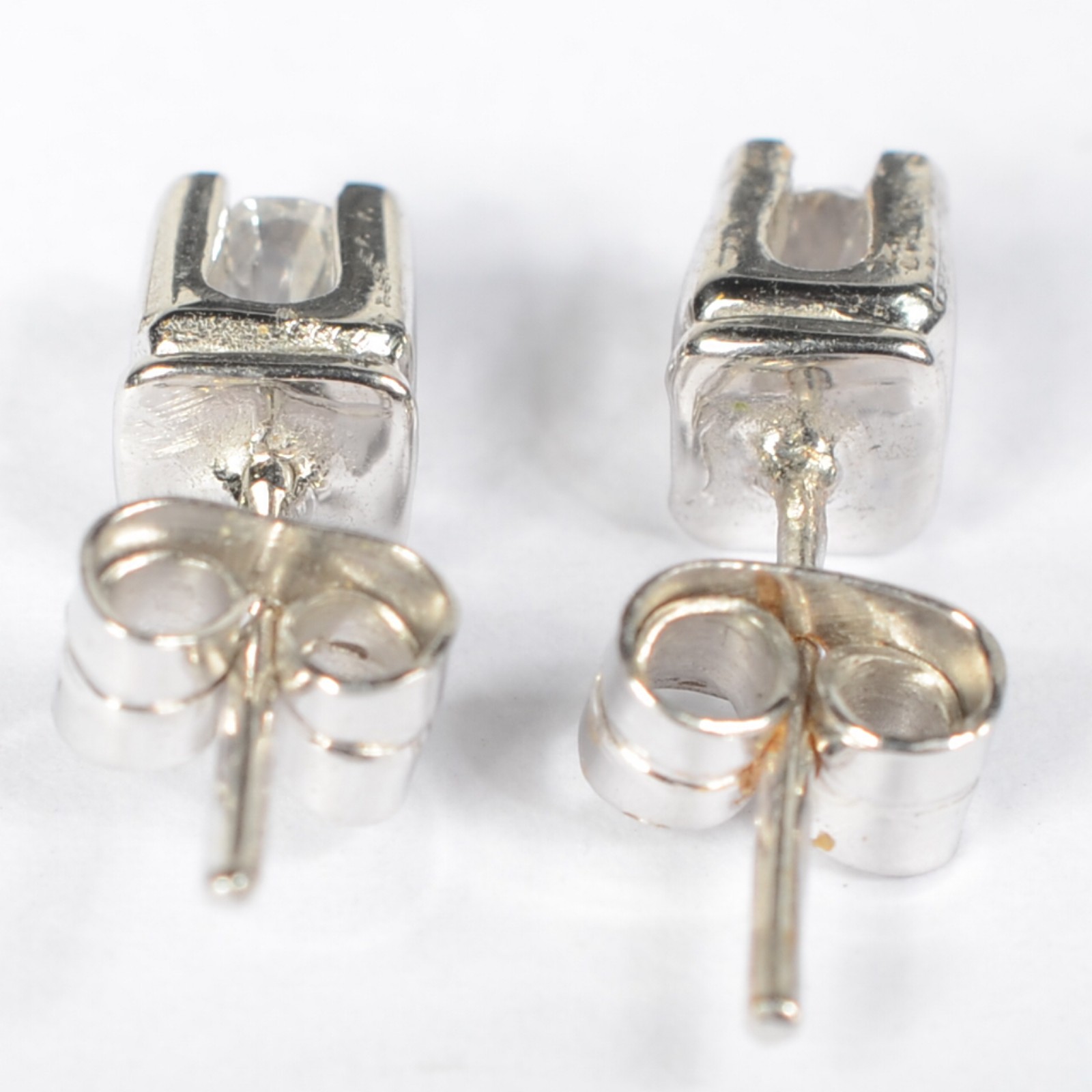 Par de brincos de ouro branco com 2 brilhantes de 0,20 ct cada. Total... - foto 3 de 4