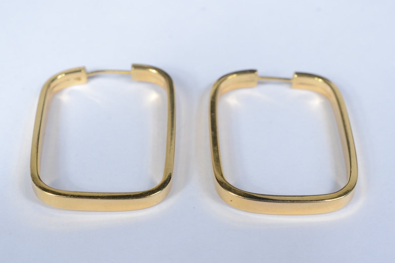 Par de brincos de ouro amarelo 750, modelo argola. (Por motivos de... - foto 2 de 4