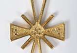 Pendente em ouro amarelo, modelo cruz, de ouro ... - Pendente em ouro amarelo, modelo cruz, de ouro 750 com mini brilhantes. (Por motivos de segurança a peça não se encontra na loja).