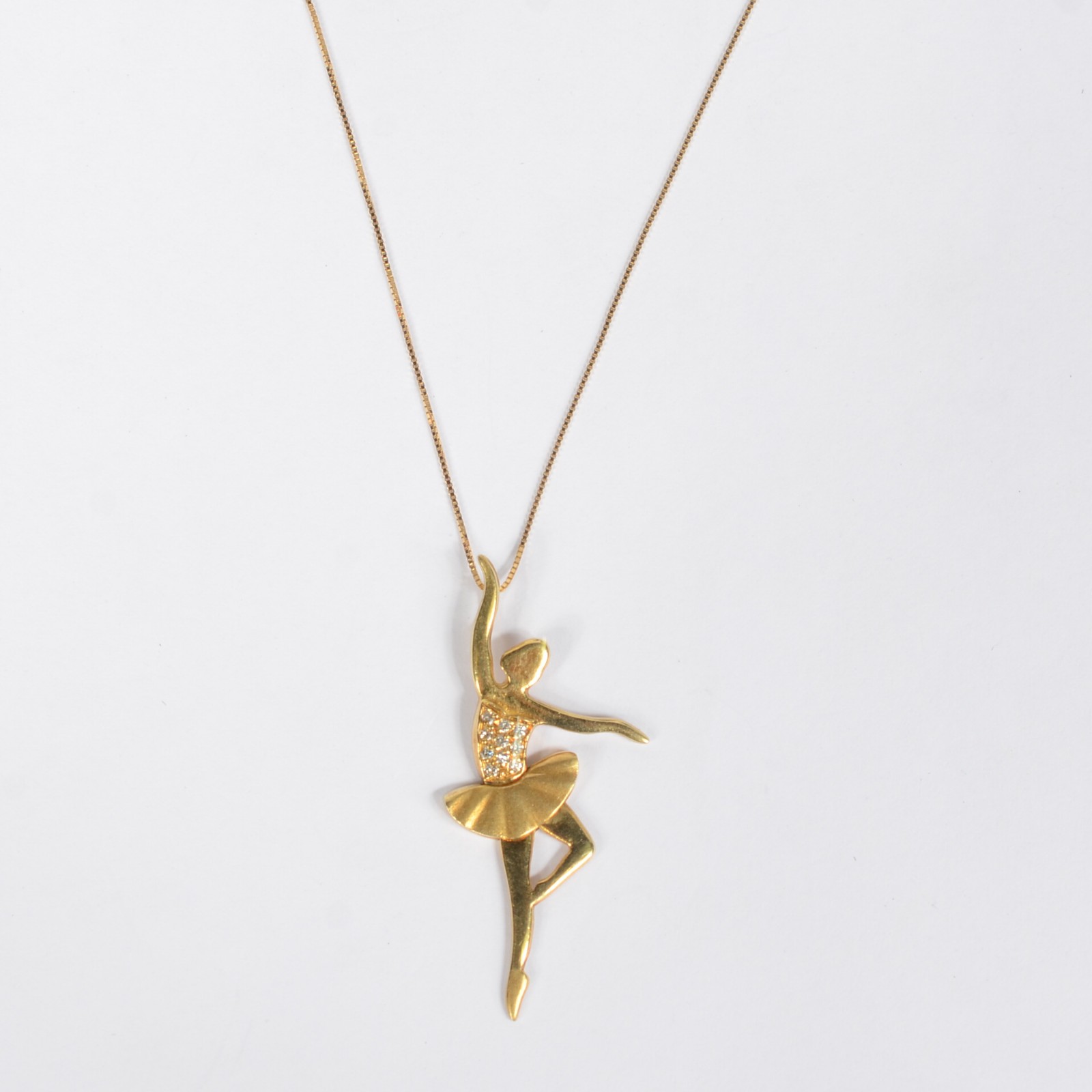 Colar de ouro amarelo 750 com pendente de bailarina. (Por motivos de... - foto 1 de 6