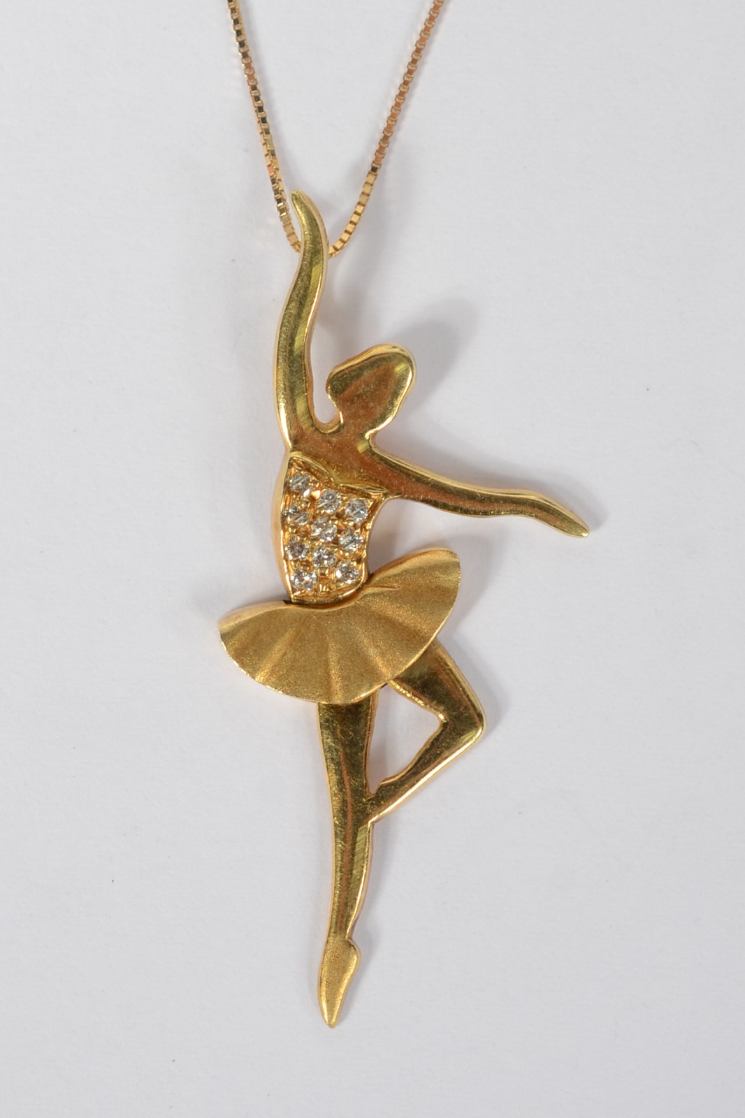 Colar de ouro amarelo 750 com pendente de bailarina. (Por motivos de... - foto 3 de 6