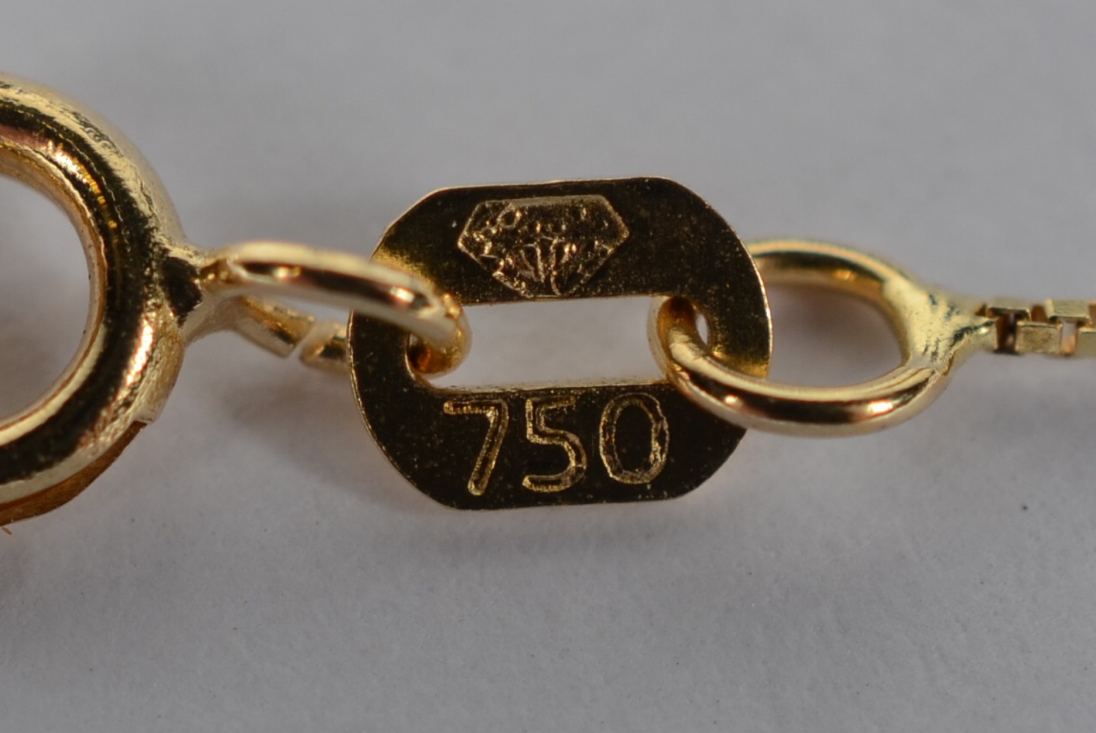 Colar de ouro amarelo 750 com pendente de bailarina. (Por motivos de... - foto 6 de 6
