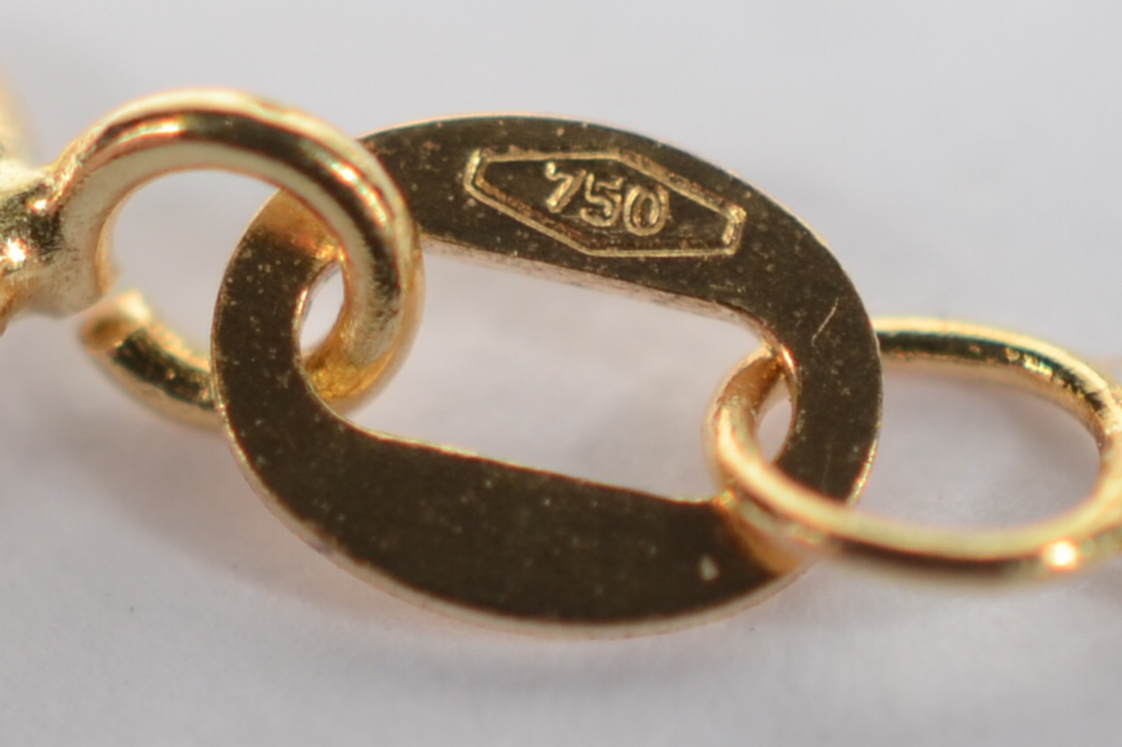 Colar de ouro amarelo 750 e pingente com numeral 13. (Por motivos de... - foto 5 de 7
