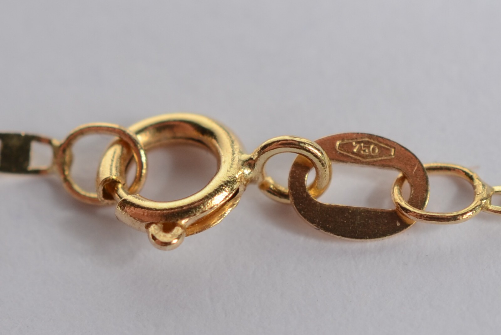 Colar de ouro amarelo 750 e pingente com numeral 13. (Por motivos de... - foto 6 de 7