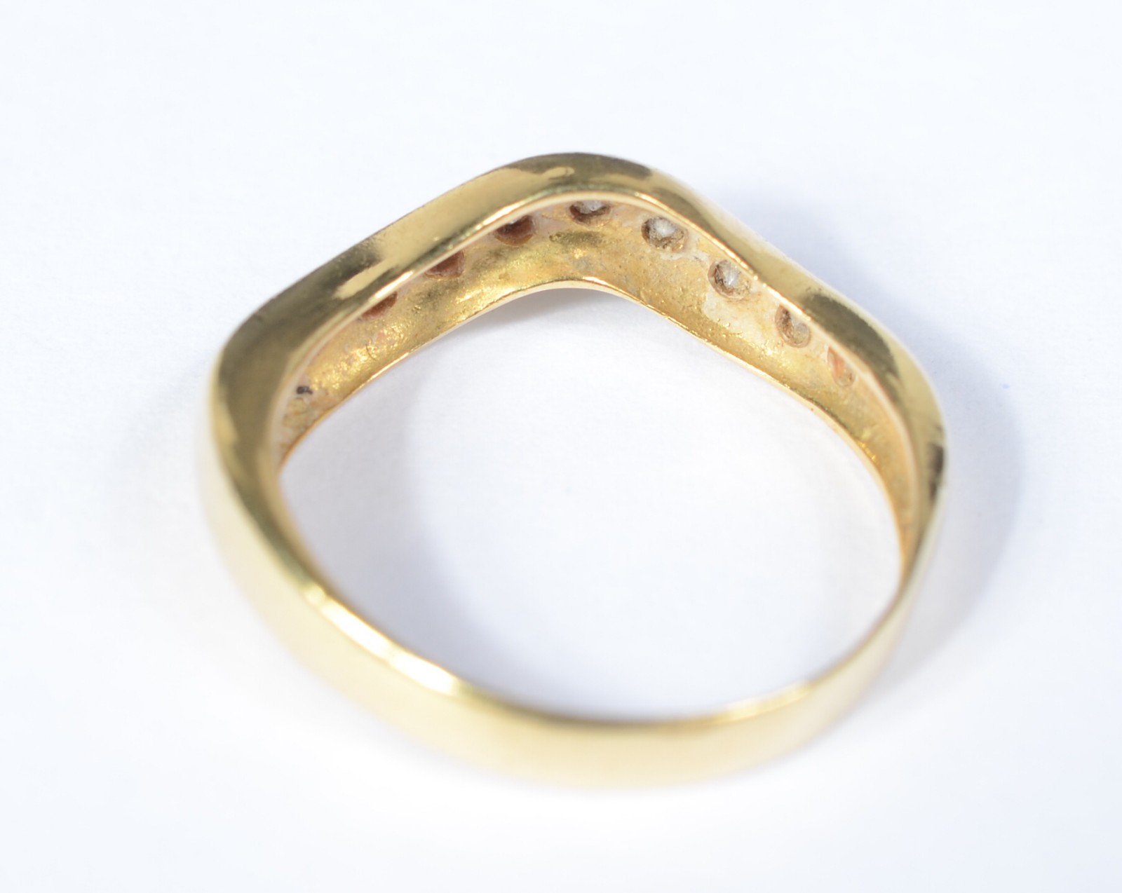 Anel de ouro amarelo 750 com mini brilhantes, aro 17. (Por motivos de... - foto 3 de 5