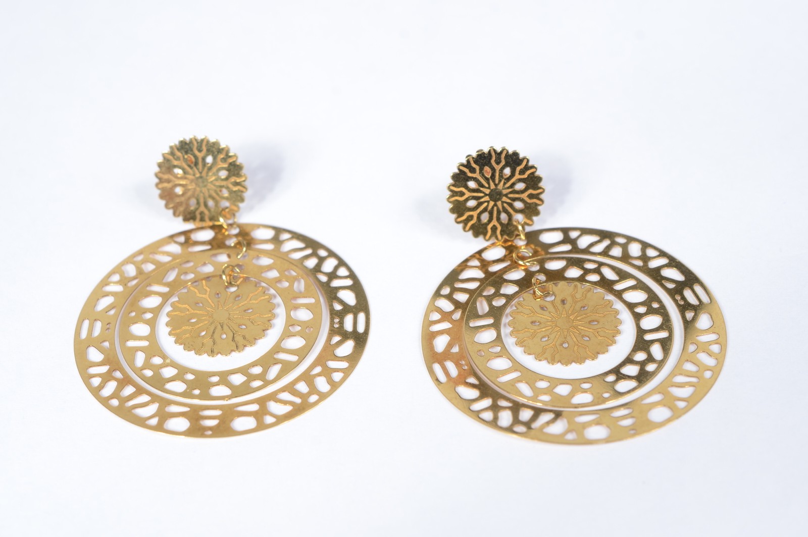 Par de brincos de ouro amarelo 750, modelo argolas. (Por motivos de... - foto 1 de 6