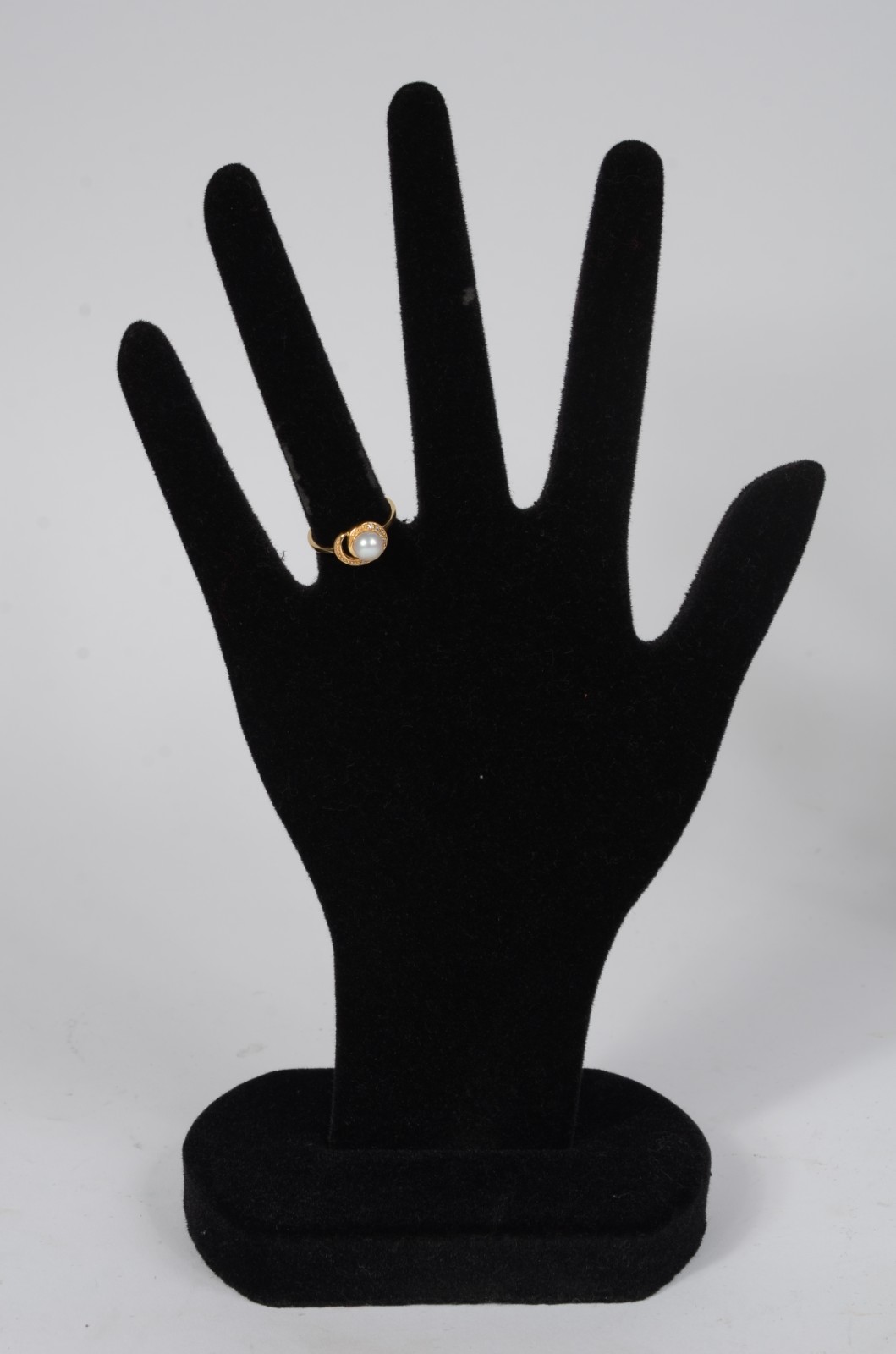 Anel de ouro amarelo 750, cravejado com mini safiras e pérola, aro... - foto 4 de 6