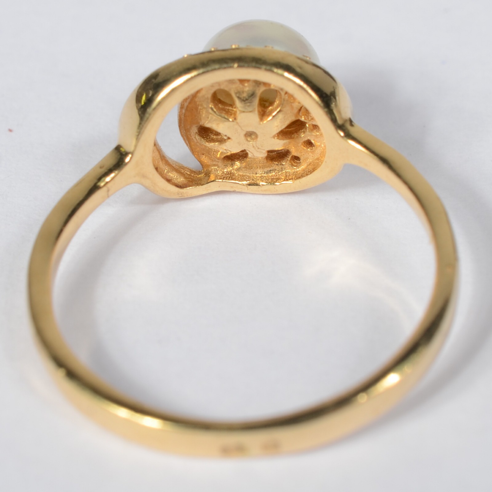 Anel de ouro amarelo 750, cravejado com mini safiras e pérola, aro... - foto 3 de 6