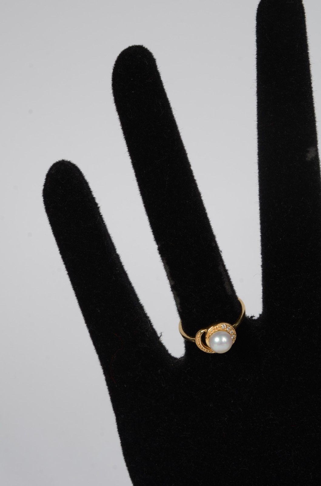Anel de ouro amarelo 750, cravejado com mini safiras e pérola, aro... - foto 5 de 6