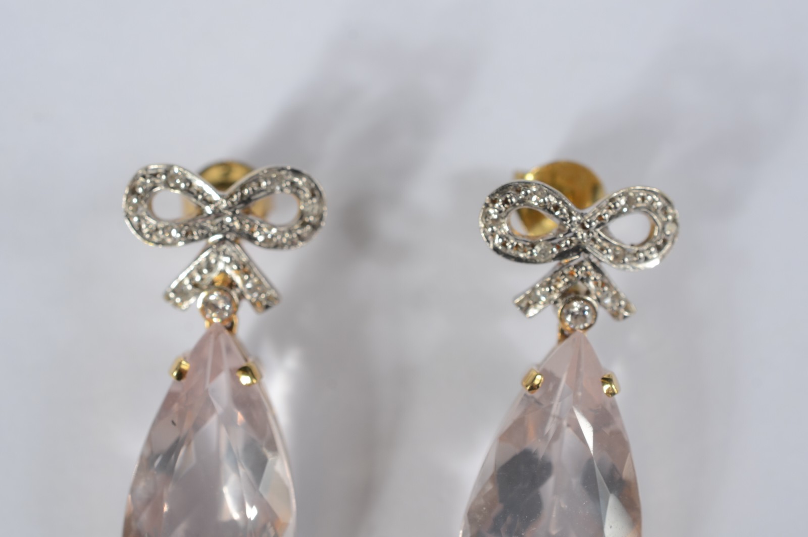 Par de brincos de ouro amarelo 750, modelo gota. (Por motivos de... - foto 4 de 6