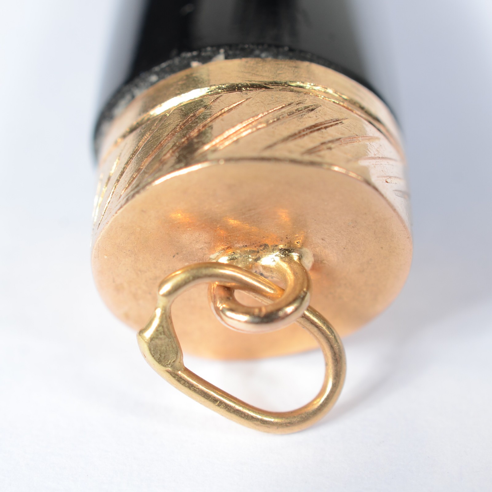 Berloque na forma de Figa com detalhes de ouro 18 k. (Por motivos de... - foto 5 de 5