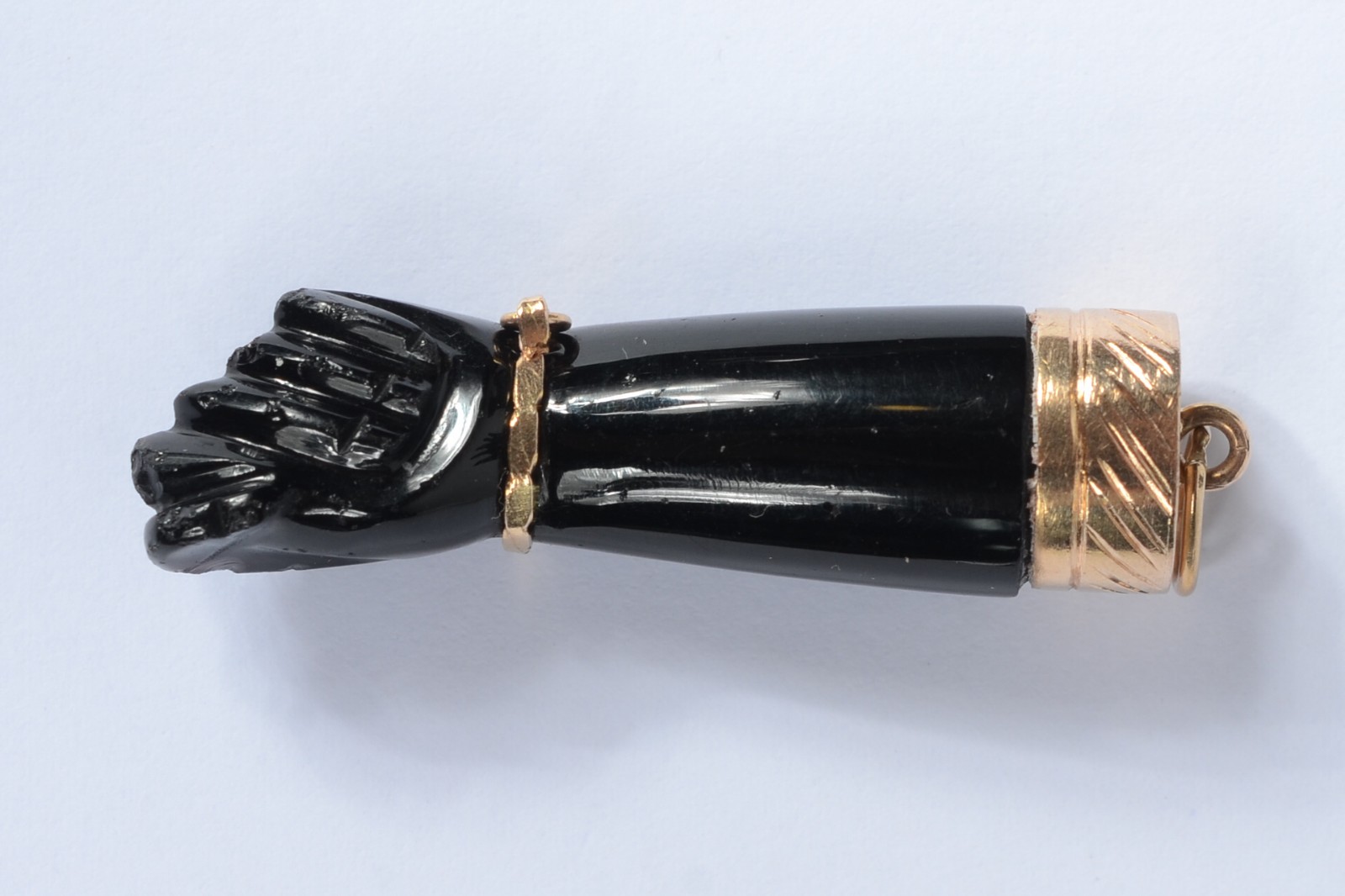 Berloque na forma de Figa com detalhes de ouro 18 k. (Por motivos de... - foto 1 de 5