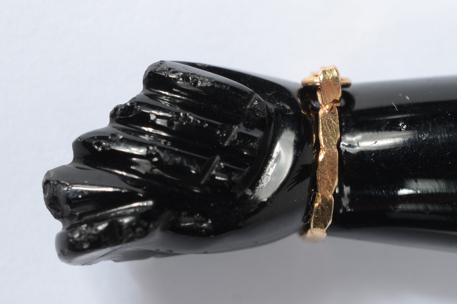 Berloque na forma de Figa com detalhes de ouro 18 k. (Por motivos de... - foto 4 de 5