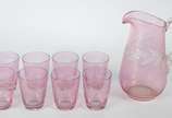 Conjunto para refresco de cristal rosa lapidado... - Conjunto para refresco de cristal rosa lapidado composto de jarra e 8 copos. Total 9 peças. (um copo com pequeno bicado)