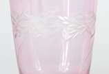 Conjunto para refresco de cristal rosa lapidado... - Conjunto para refresco de cristal rosa lapidado composto de jarra e 8 copos. Total 9 peças. (um copo com pequeno bicado)
