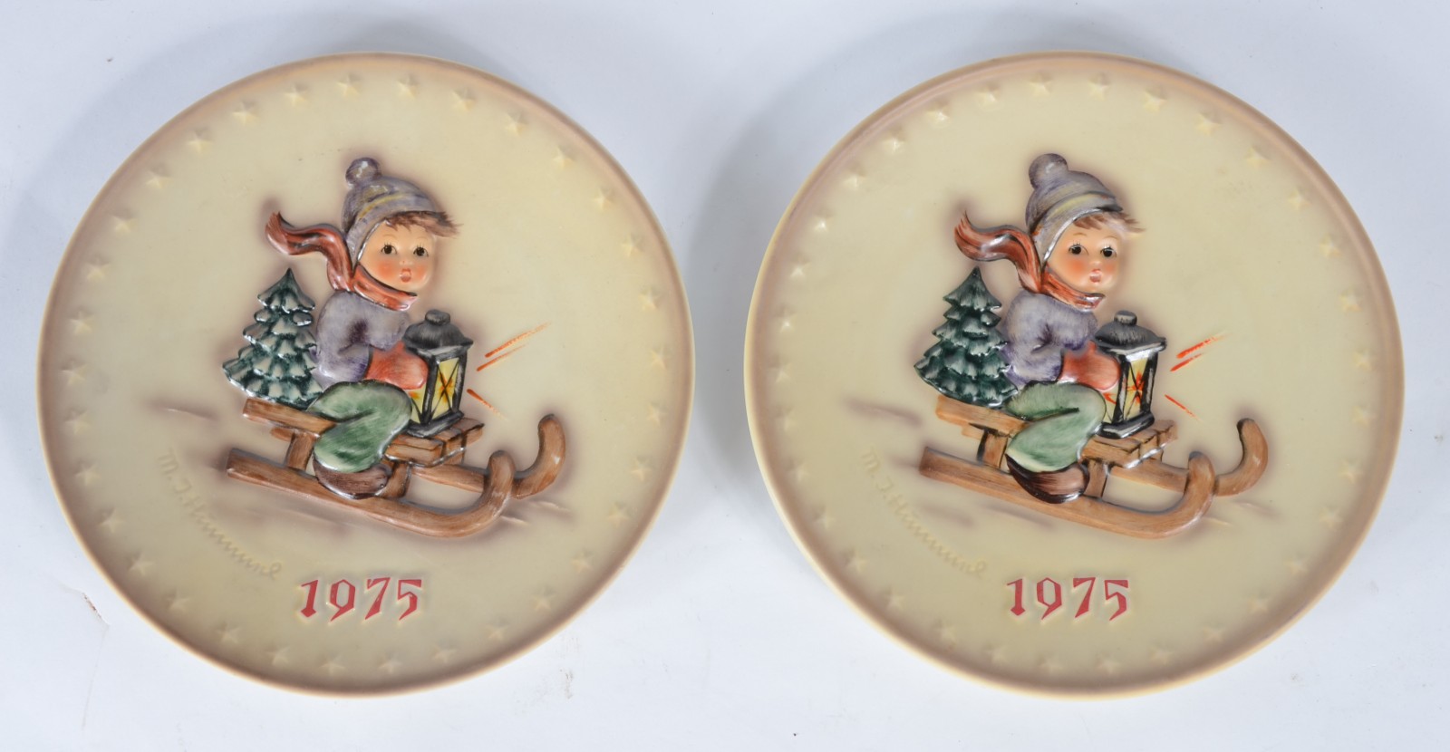 Par de pratos rasos de porcelana alemã, decorados com figuras de... - foto 1 de 6