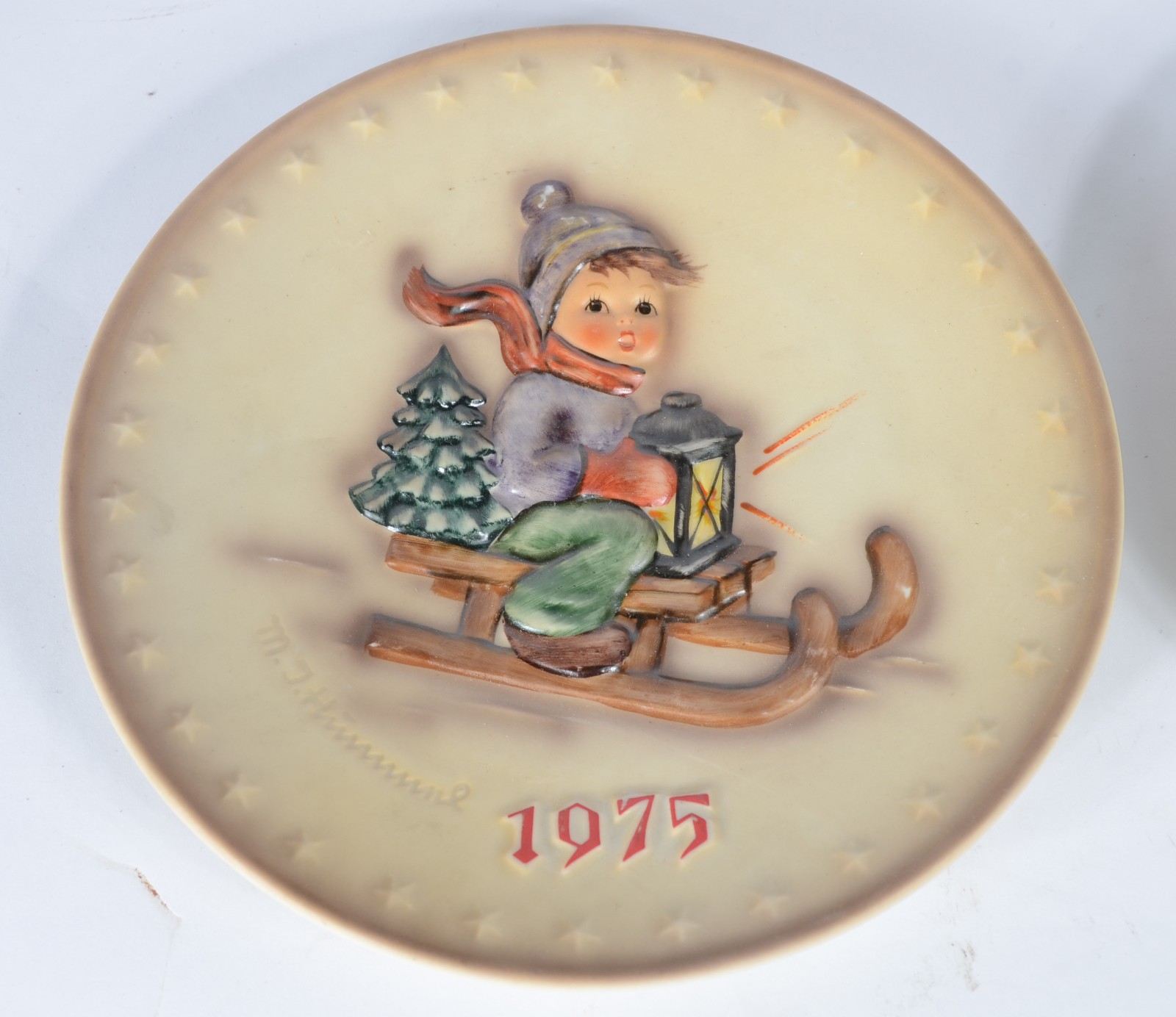 Par de pratos rasos de porcelana alemã, decorados com figuras de... - foto 2 de 6