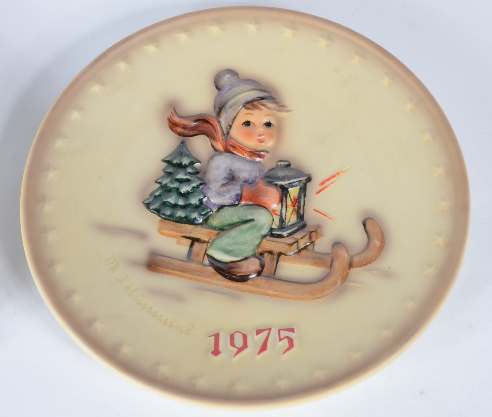 Par de pratos rasos de porcelana alemã, decorados com figuras de... - foto 3 de 6