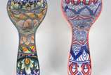 Cerámica Del Río Salado (1969),  - Duas colheres de cerâmica espanhola decoradas com guirlandas florais policromadas.