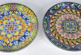 Cerámica Del Río Salado (1969),  - Dois pratos rasos decorativos de cerâmica espanhola com mandalas em policromia.
