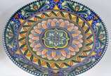 Cerámica Del Río Salado (1969),  - Dois pratos rasos decorativos de cerâmica espanhola com mandalas em policromia.