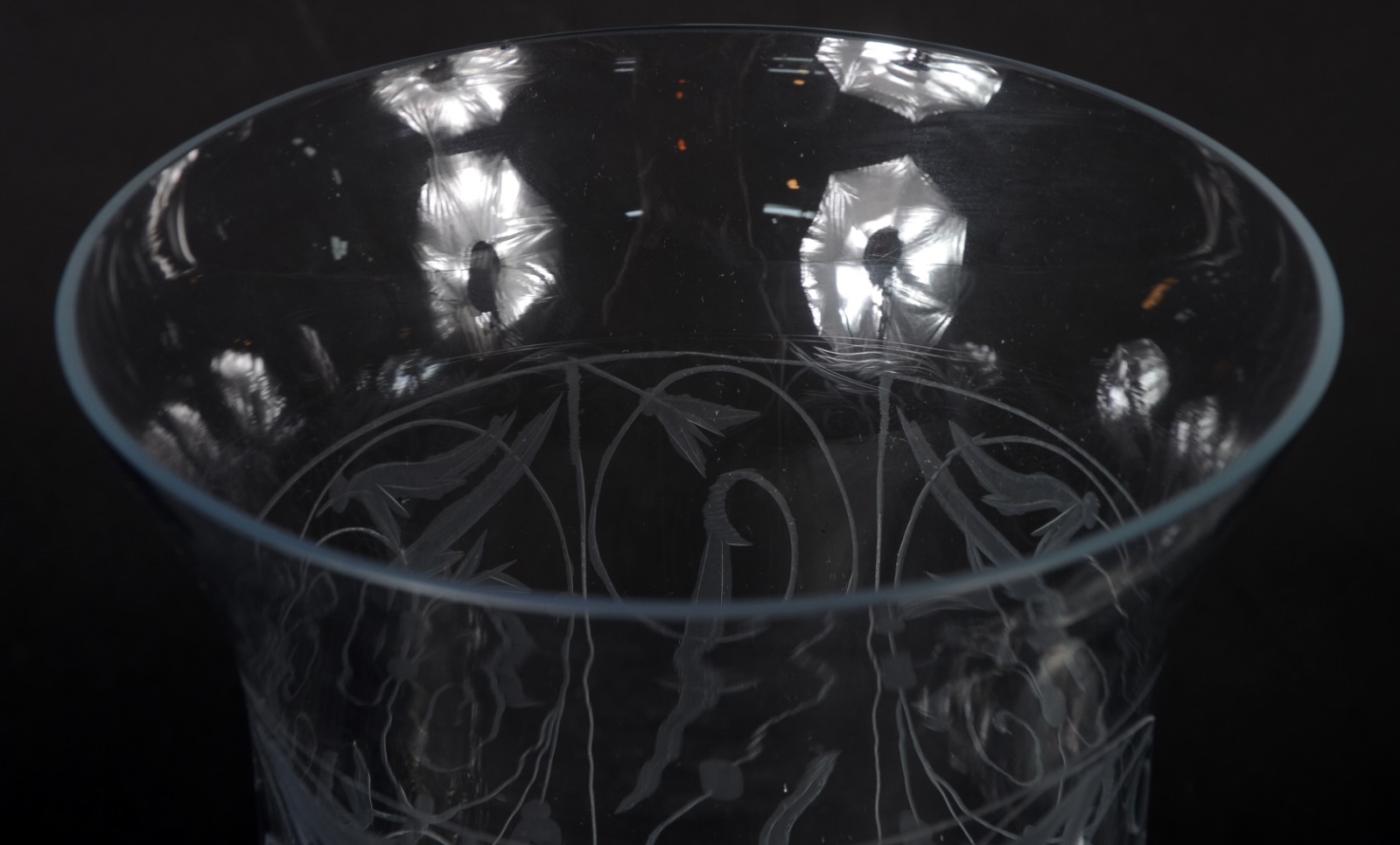 Par de castiçais de cristal com mangas lavradas e pingentes lapidados... - foto 6 de 7