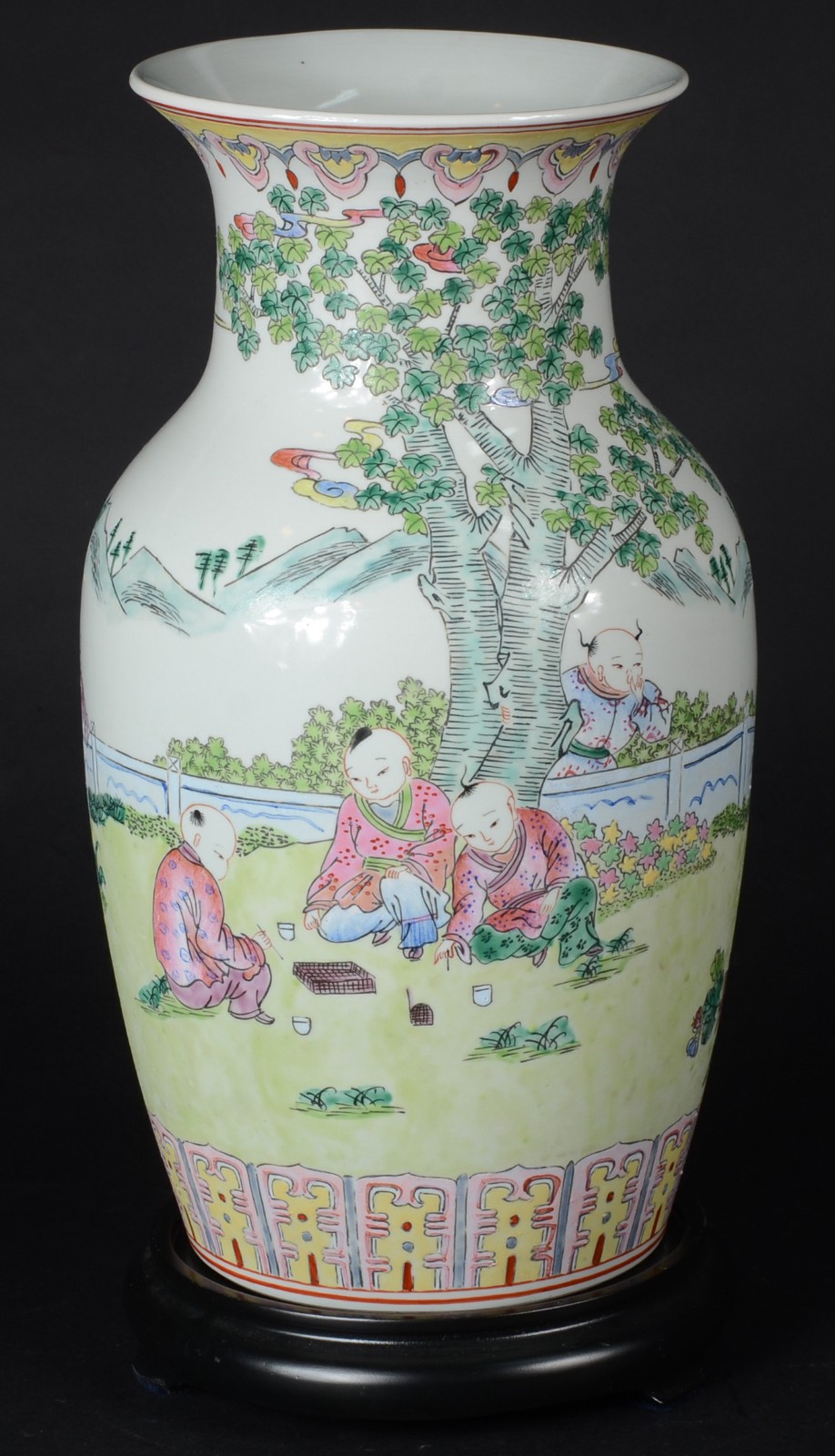 Vaso de porcelana chinesa decorado em policromia com figuras de... - foto 1 de 5