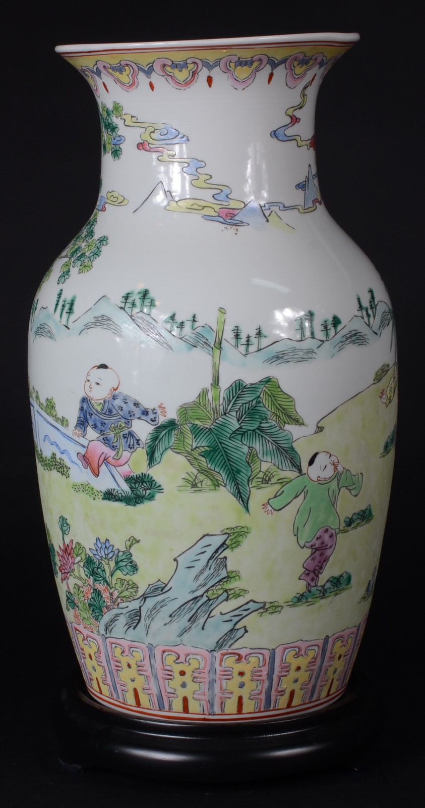 Vaso de porcelana chinesa decorado em policromia com figuras de... - foto 2 de 5
