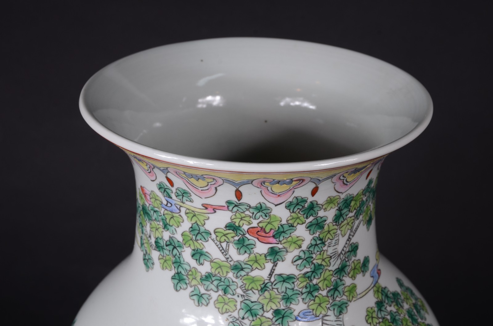 Vaso de porcelana chinesa decorado em policromia com figuras de... - foto 3 de 5