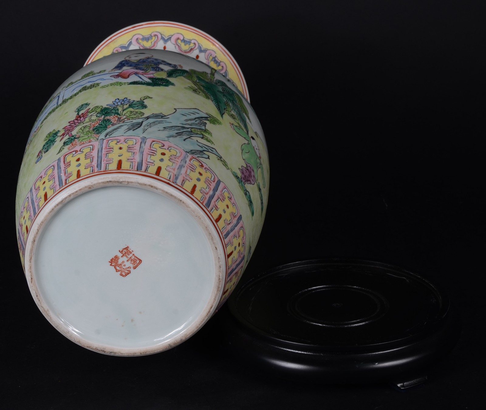 Vaso de porcelana chinesa decorado em policromia com figuras de... - foto 4 de 5