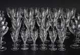 Serviço de cristal com ramos lapidados, compost... - Serviço de cristal com ramos lapidados, composto de 11 taças para vinho tinto, 9 para vinho branco, 12 para licor e 9 taças para champagne.  (al...
