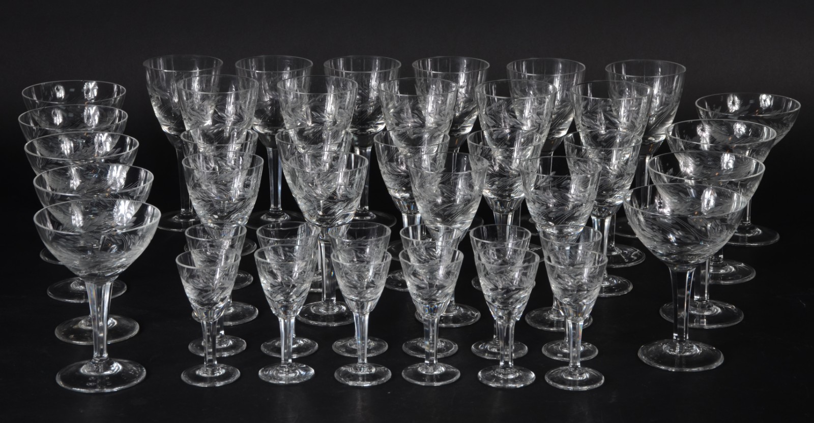 Serviço de cristal com ramos lapidados, composto de 11 taças para... - foto 1 de 8