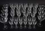 Serviço de cristal com ramos lapidados, compost... - Serviço de cristal com ramos lapidados, composto de 11 taças para vinho tinto, 9 para vinho branco, 12 para licor e 9 taças para champagne.  (al...