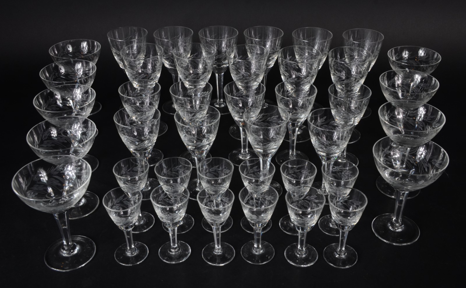 Serviço de cristal com ramos lapidados, composto de 11 taças para... - foto 2 de 8