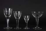 Serviço de cristal com ramos lapidados, compost... - Serviço de cristal com ramos lapidados, composto de 11 taças para vinho tinto, 9 para vinho branco, 12 para licor e 9 taças para champagne.  (al...