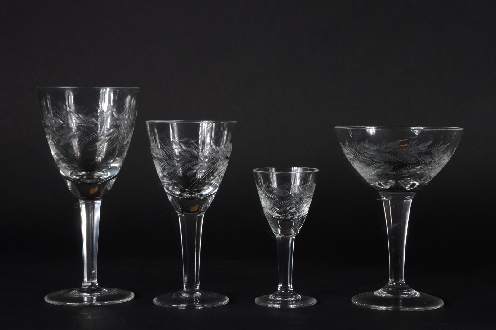 Serviço de cristal com ramos lapidados, composto de 11 taças para... - foto 3 de 8