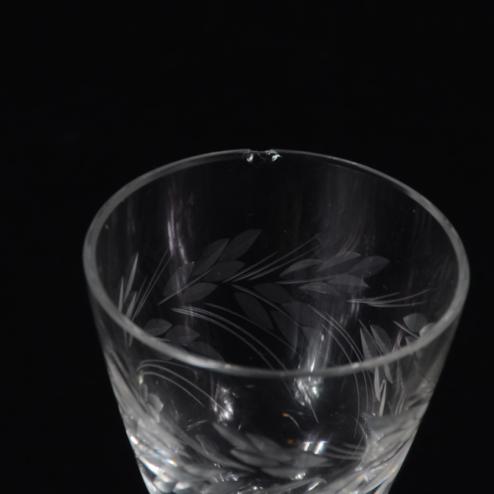 Serviço de cristal com ramos lapidados, composto de 11 taças para... - foto 7 de 8