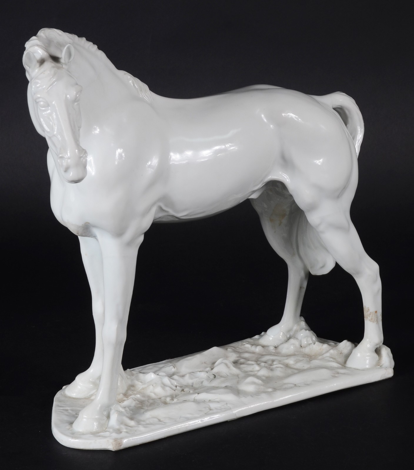 Estatueta de porcelana branca representando cavalo (restauro) - foto 1 de 7
