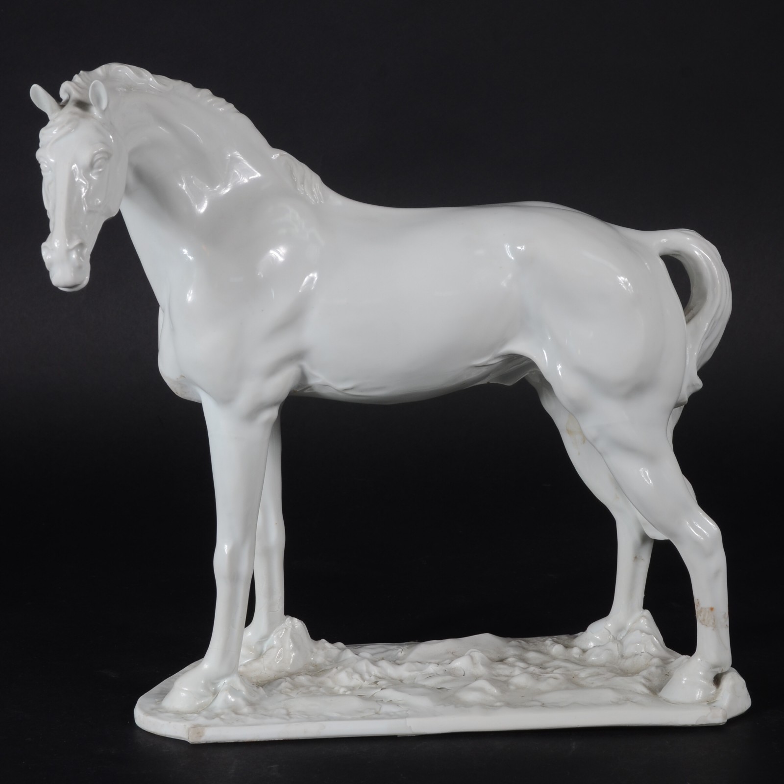 Estatueta de porcelana branca representando cavalo (restauro) - foto 2 de 7