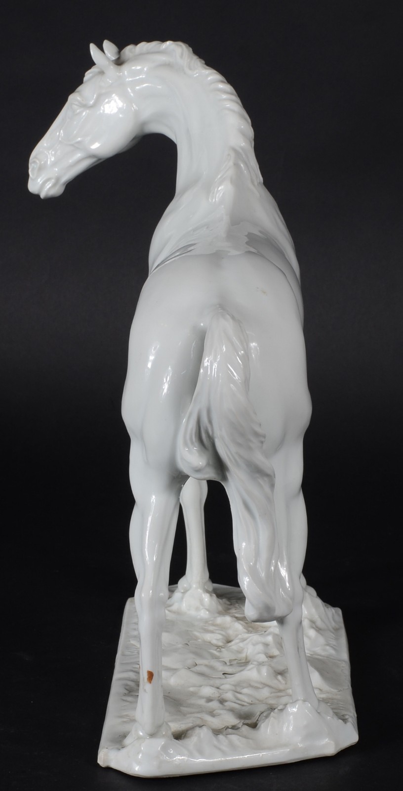 Estatueta de porcelana branca representando cavalo (restauro) - foto 3 de 7
