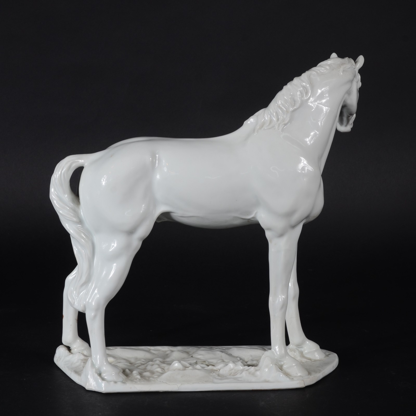 Estatueta de porcelana branca representando cavalo (restauro) - foto 4 de 7