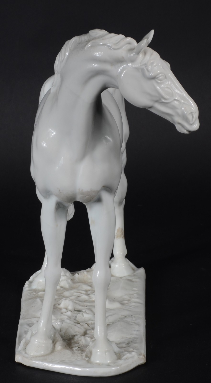 Estatueta de porcelana branca representando cavalo (restauro) - foto 6 de 7