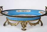 Grande centro de mesa de porcelana francesa com... - Grande centro de mesa de porcelana francesa com guarnição de metal dourado